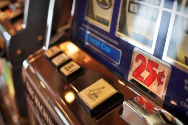 Texas Hold'em poker table interface on garuda showing hole cards, community cards, betting controls, and pot tracker